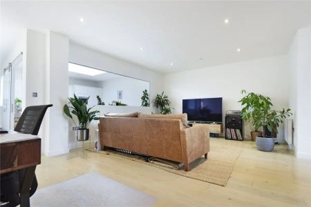 2 bedroom flat in London - Photo 2