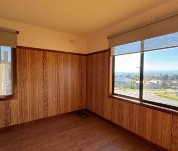 3 bedroom light-filled home - Photo 5