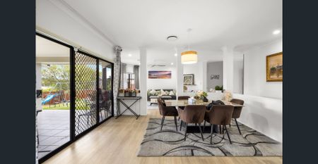 Four bedroom Modern home - Photo 5