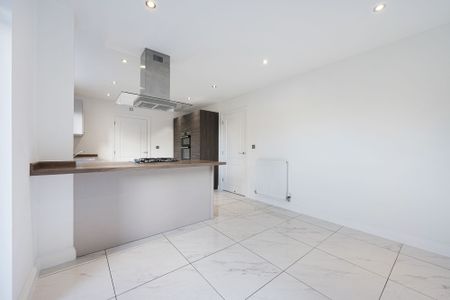 4 bed detached house to rent in Inveraray Avenue, Bolton, BL6 - Photo 3