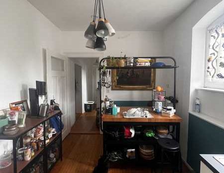 Komplett sanierte Altbauwohnung mit großer Wohnküche in renoviertem Altbau! - Foto 1