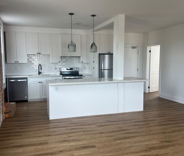 For Lease - 8 Essa Road, Barrie, Ontario - Photo 3