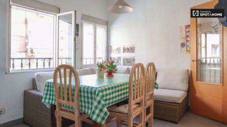 Room in a shared 3-bedroom apartment for rent in Bellas Vistas, bills included - Photo 5