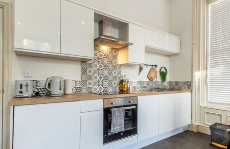 1 Bed Flat, Pelham Crescent, NG7 - Photo 2