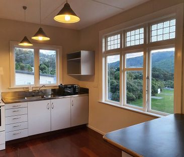 Sunny 2 bed flat, private deck and patio - Photo 6