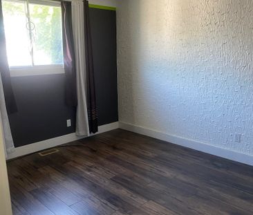 For Lease - 2972 Grandview Street Unit# Main Fl, Windsor, Ontario - Photo 4