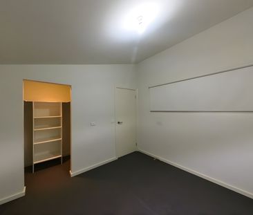 MODERN STYLISH 2 BEDROOM TOWNHOUSE - Photo 2