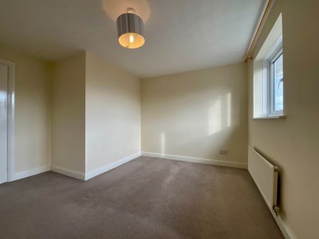 3 bedroom Semi-Detached House to let - Photo 2