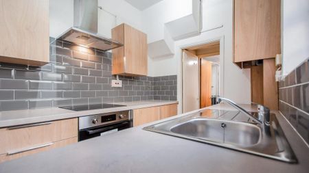 4 bedroom end of terrace house to rent - Photo 5