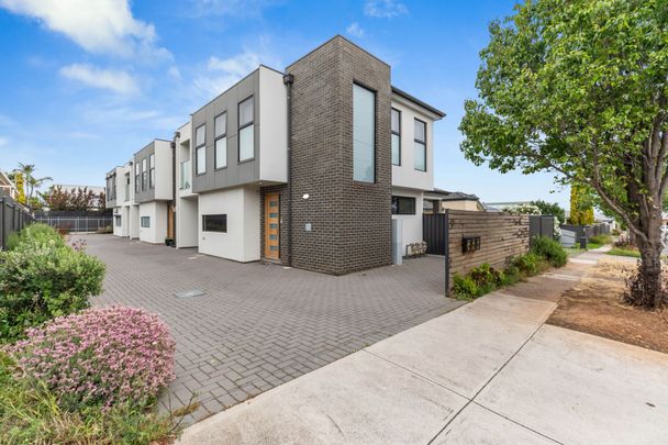 Modern townhouse in prime location - Photo 1