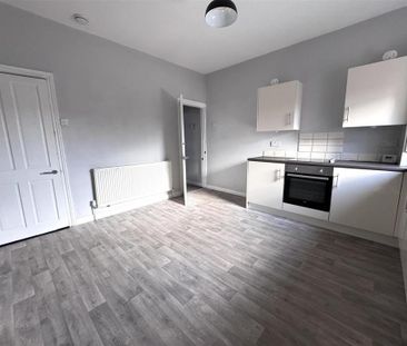 3 bedroom end of terrace house to rent - Photo 2