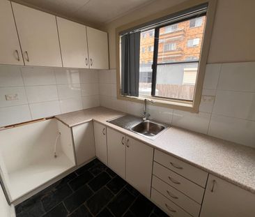 SPACIOUS FAMILY LIVING IN PRIME LOCATION - Photo 4