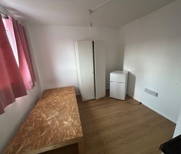 Studio Flat, Gervasa Close, HA9 - Photo 1