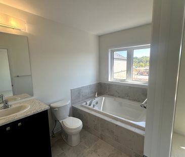 For Lease - 41 Canvas Crescent, Welland, Ontario - Photo 2