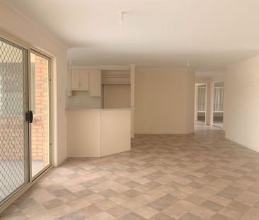 Stunning Large 4 Bedroom Family Home - Photo 3