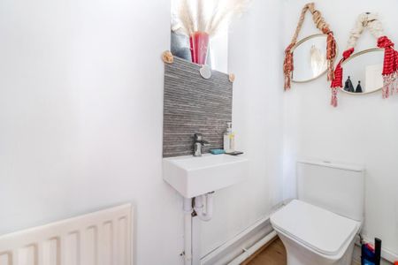 3 bedroom detached house to rent - Photo 2