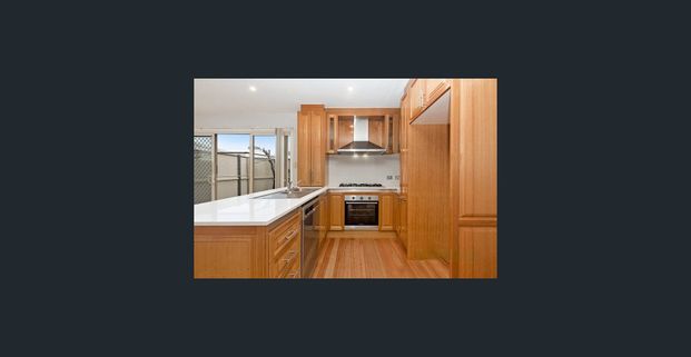 Spacious Modern Townhouse in a Prime Location - Photo 1