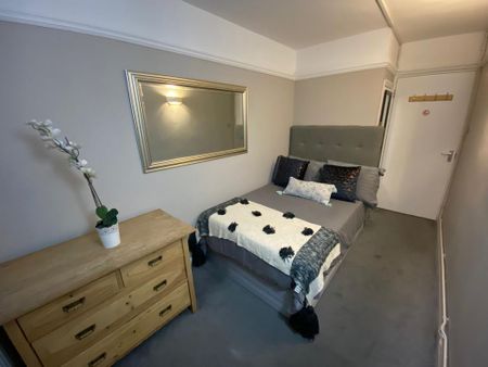 1 bedroom in a flat share to rent - Photo 2