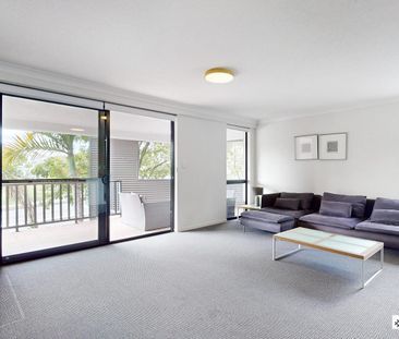 Spacious Furnished Inner-City Apartment! - Photo 2