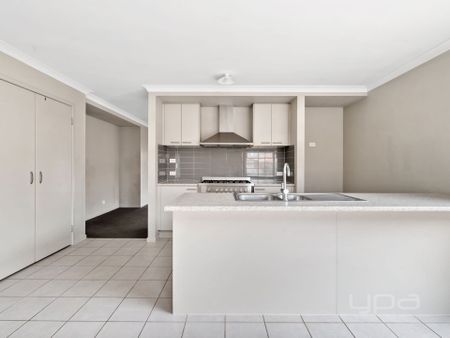 4 BEDROOM FAMILY HOME - Photo 4