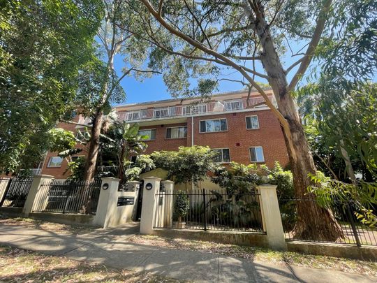 LARGE TWO BEDROOM APARTMENT 5 MINUTES TO COOGEE BEACH! - Photo 1