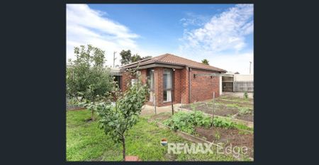 Spacious & Well-Located Family Home in the Heart of Werribee - Photo 5