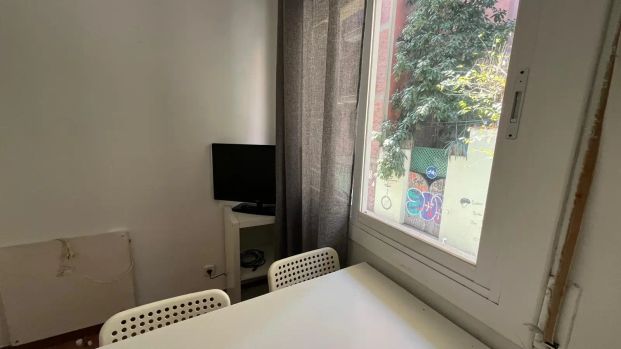 Room in a shared 4-bedroom apartment for rent in Vila de Gràcia - Photo 1