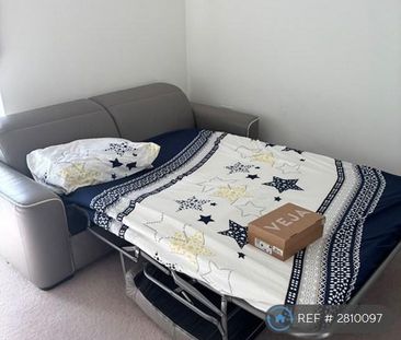1 bedroom in a flat share to rent - Photo 3