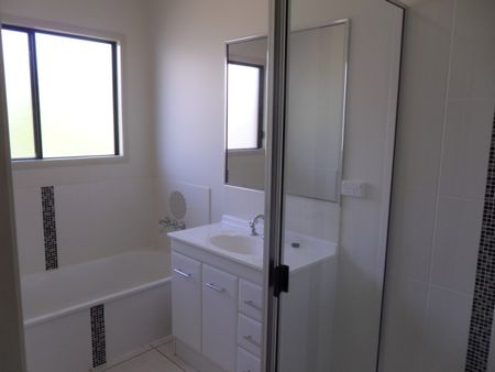 Spacious 4-Bedroom Family Home Near the Beach! - Photo 2