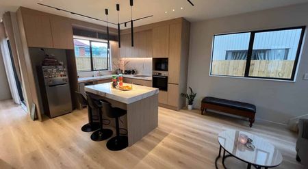 Prime Location: Modern Townhouse Near Sylvia Park! - Photo 2