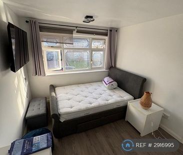 1 bedroom in a house share to rent - Photo 2