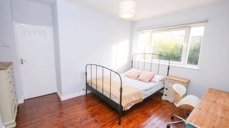 1 bedroom in a flat share to rent - Photo 3