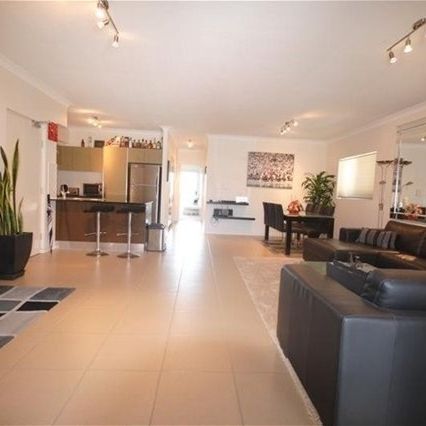 Fully-Furnished 2 bedrooms, 2 bathrooms, 1 car space, 2 balconies, Air Con, Pool, BBQ, Park, Security, Public Transport - Photo 1