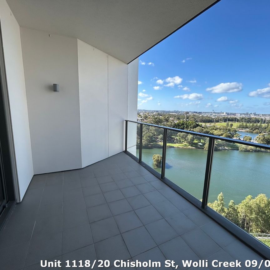 Gorgeous high-rise water view apartment for lease! - Photo 1