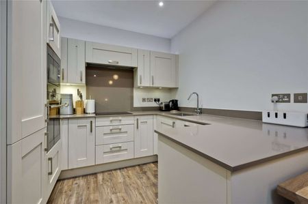 A stunning ground floor apartment with two double bedrooms, two bathrooms, reception room and high specification kitchen. - Photo 5
