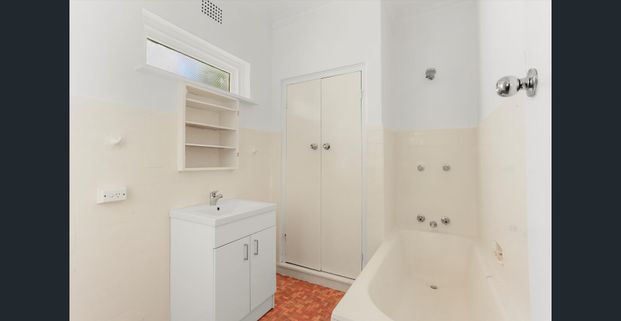 ***SUNNY AND BRIGHT ONE HOUSE*** - Photo 1