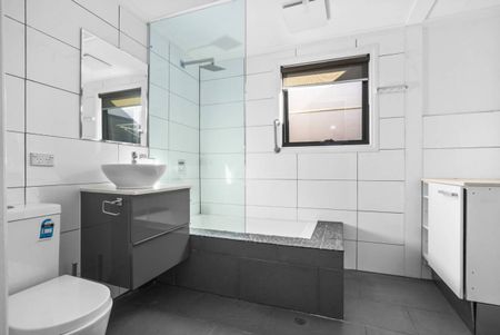 LARGE & SPACIOUS | 3 BEDROOM | CONVENIENT LOCATION - Photo 5