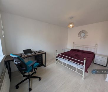 1 bedroom in a house share to rent - Photo 2