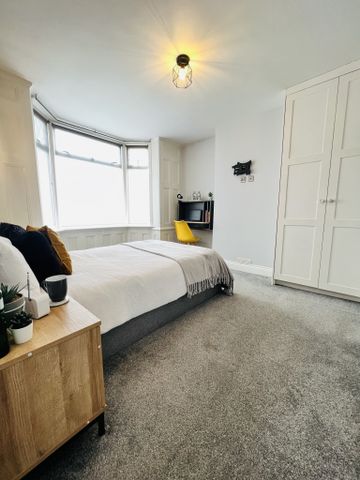 BEDROOM 5 – MEDIUM SINGLE WITH SHARED BATHROOM AND SEPERATE TOILET - Photo 5