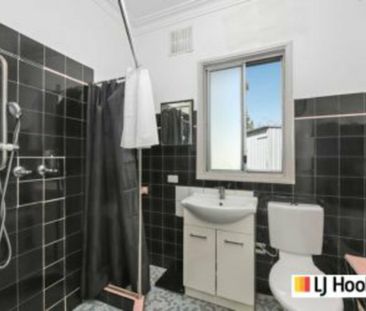 Charming 3-Bedroom Home with Modern Comforts - Photo 6