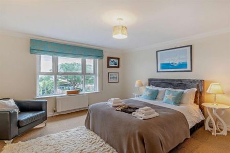 4 bedroom semi-detached house to rent - Photo 4