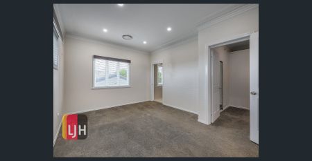 STUNNING FIVE BEDROOM HOME WITH FIREPLACE, POOL AND CITY VIEWS !! - Photo 4