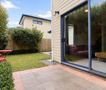 Low Maintenance 2 Bedroom Townhouse - Close to CBD - Photo 4