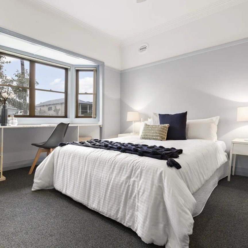 Charming Cottage in Prime Location! - Photo 1