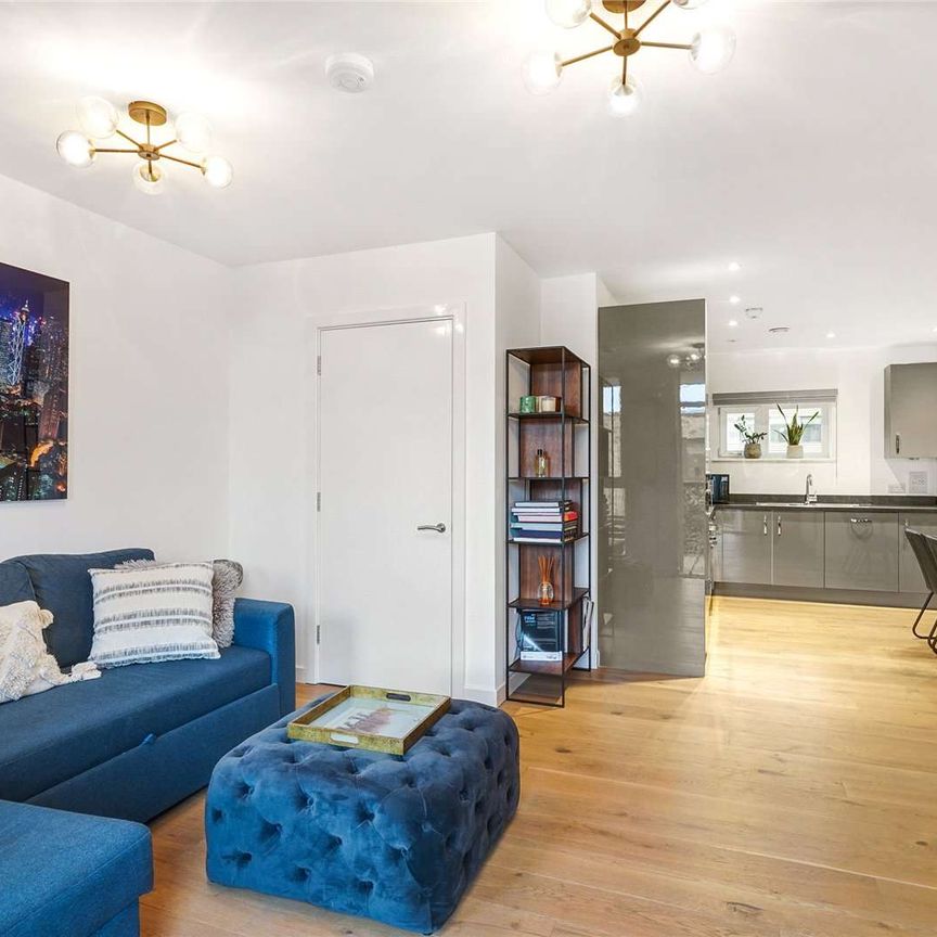 A modern two bed apartment close to Elephant & Castle exciting hub of restaurants and bars. - Photo 1