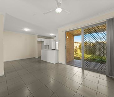Modern 3 Bedroom Townhouse with Double Garage & Private Courtyard - Photo 3