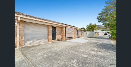 MODERN THREE BEDROOM DUPLEX WITH LARGE PRIVATE YARD! - Photo 5