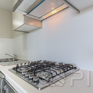 Luxury one bedroom Apartment include Gas and electrical bills. - Photo 2