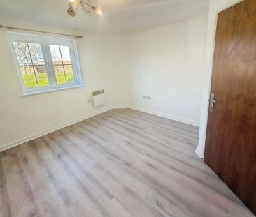 Moorland Green, Gorseinon - Photo 1