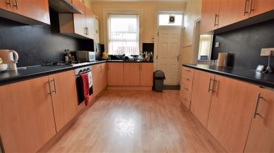 4 bedroom House in Walmsley Road, Leeds - Photo 4